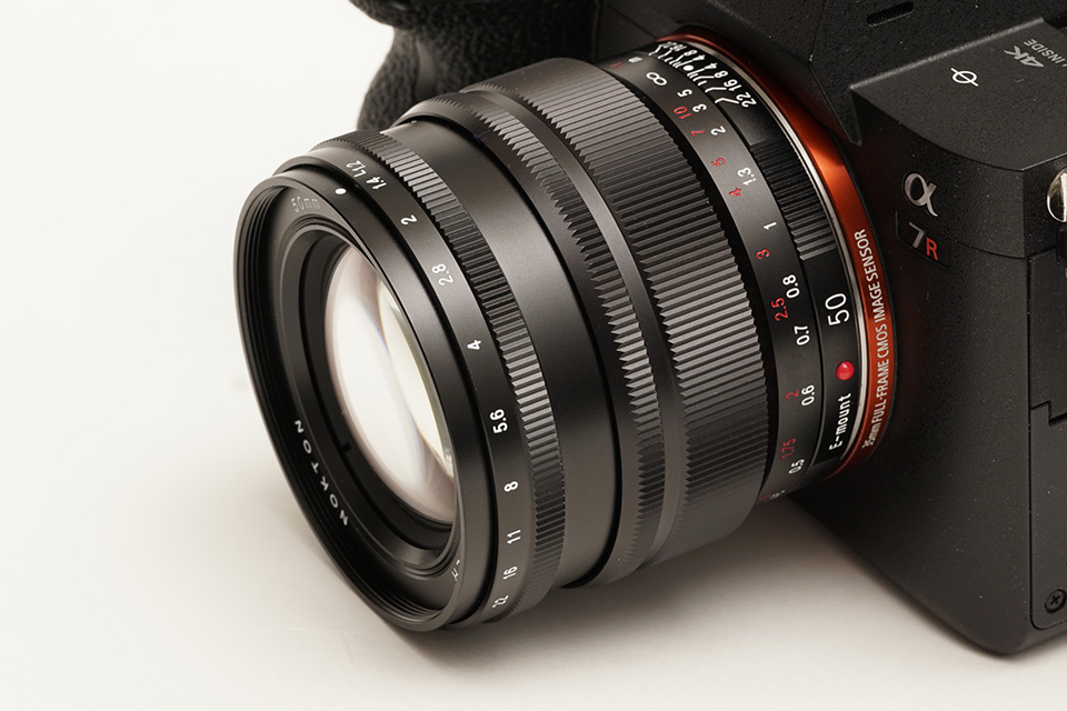 F1.2のボケは強烈、それでいてキレもいい。スチル撮影に特化した大口径