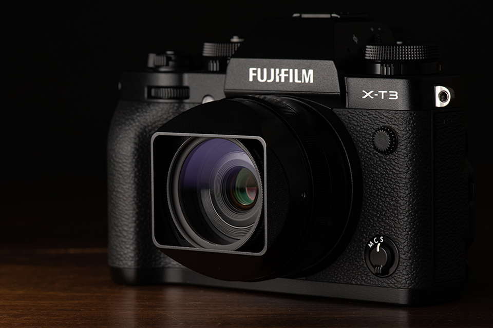 レンズフードひとつでカメラ全体をイメチェンできる「XF27mmF2.8」専用