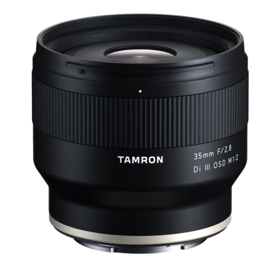 タムロンの小型軽量F2.8単焦点トリオ完成! 超広角接写とボケ味が