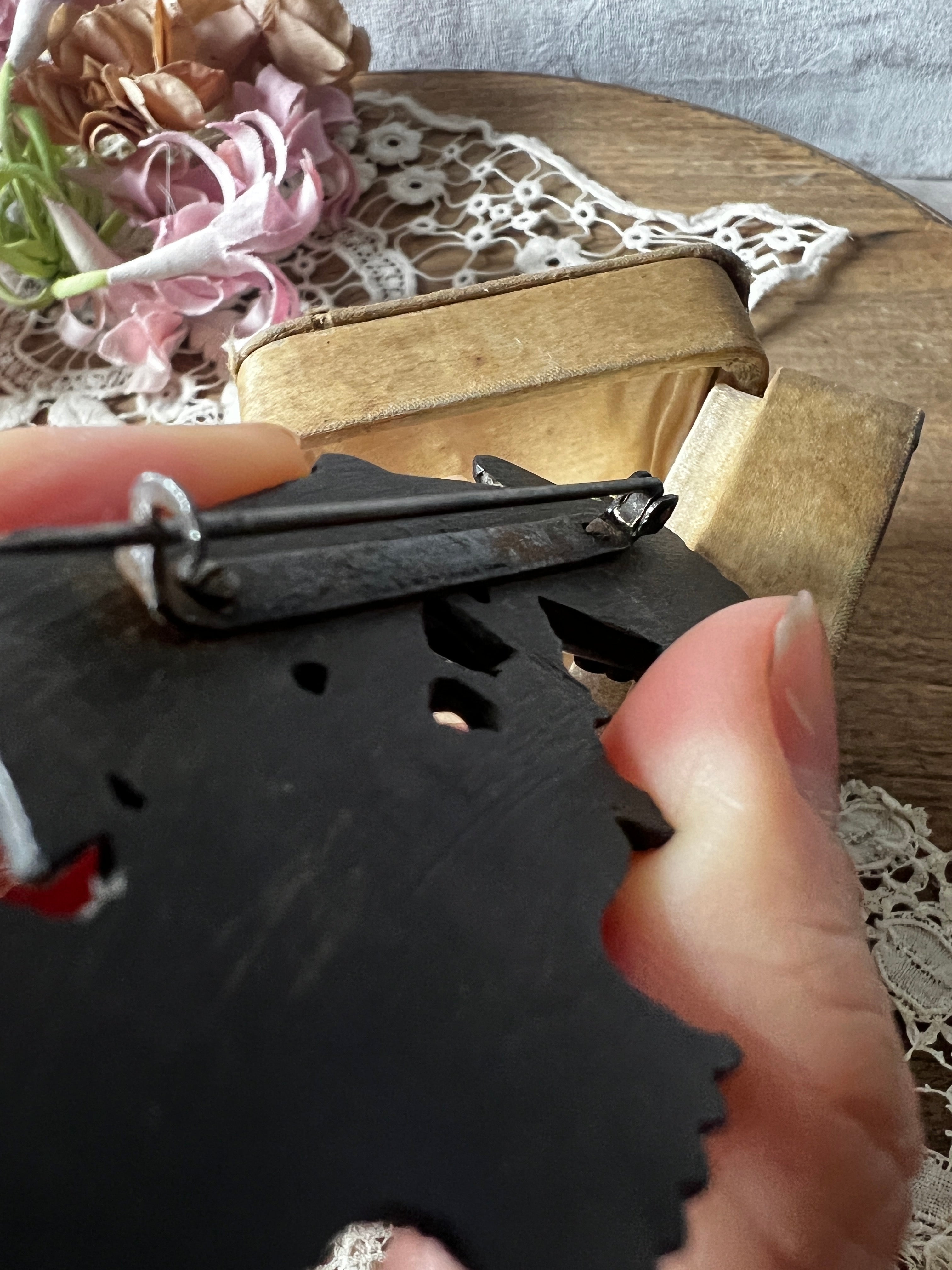 ハンドモチーフのブローチ – France Antique 銀色アンティーク