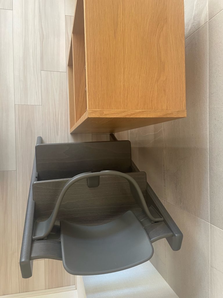 トリップトラップのヘイジーグレーはどんな色？自宅の家具とマッチする