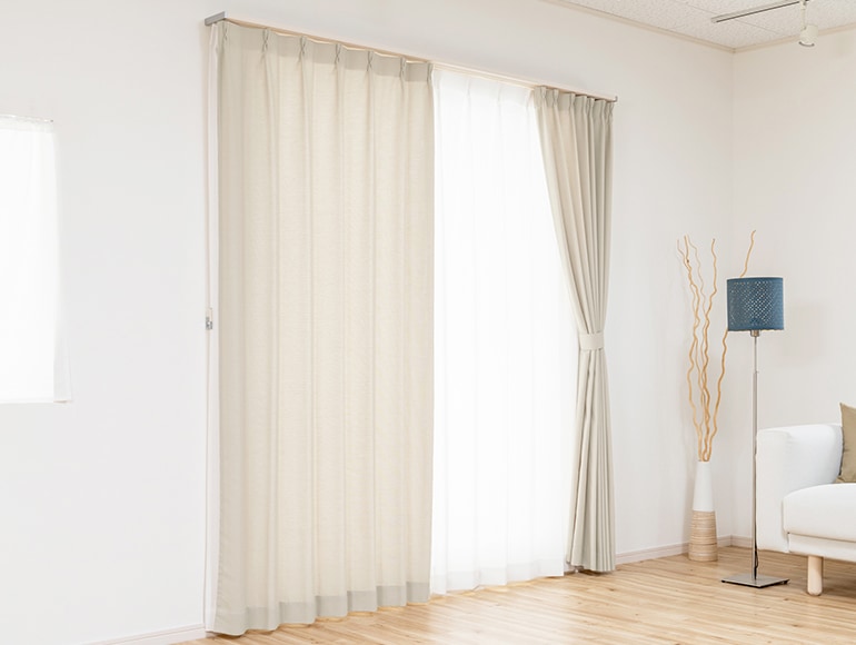 ざっくりとしつつ柔らかい自然な素材感の麻混ドレープカーテン