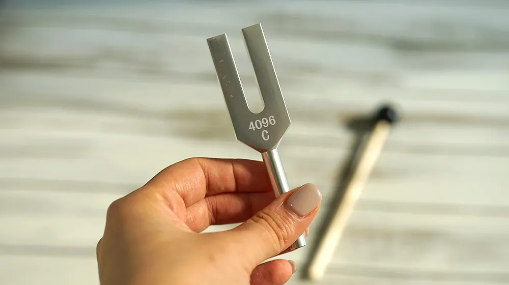 ヒーリング浄化チューナー 【天使の扉を開く4096Hz】音叉｜ホワイト