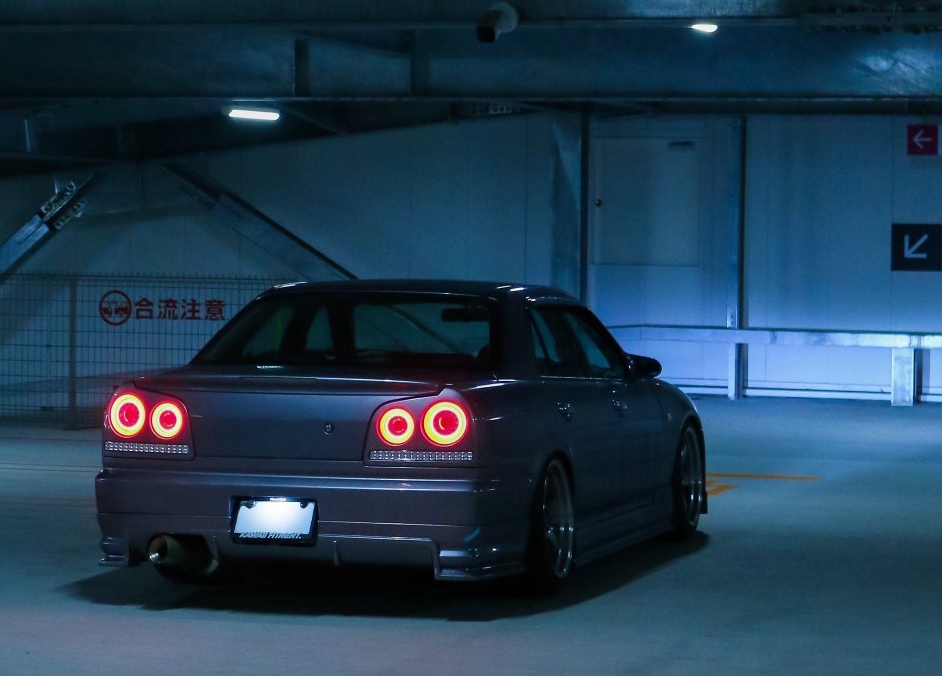 R34スカイライン 4ドア用テールランプ装着テスト実施
