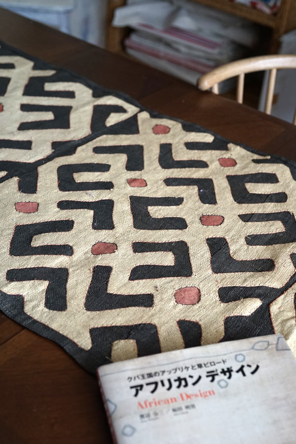 アフリカコンゴクバ族のラフィアのアップリケ敷物 395×59cm ge-756の