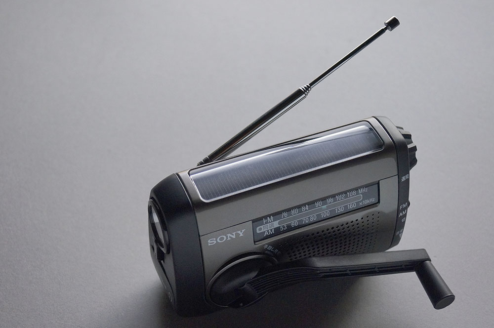 SONY ICF-B99 レビュー 手回し充電 ソラーパネル付きの防災ラジオ