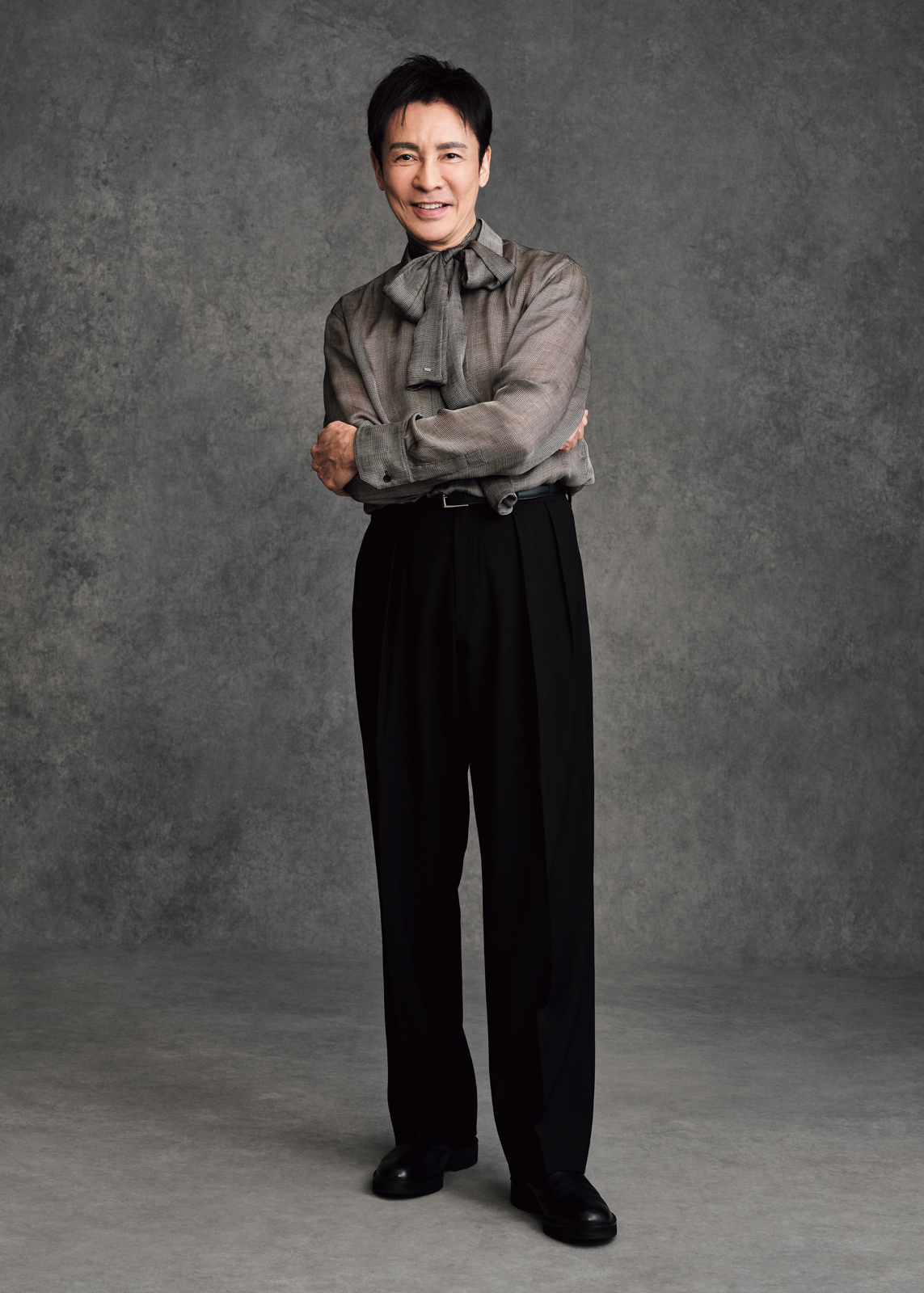 69歳・郷ひろみの私物公開。ロゴT、スニーカー、カーディガン、日傘