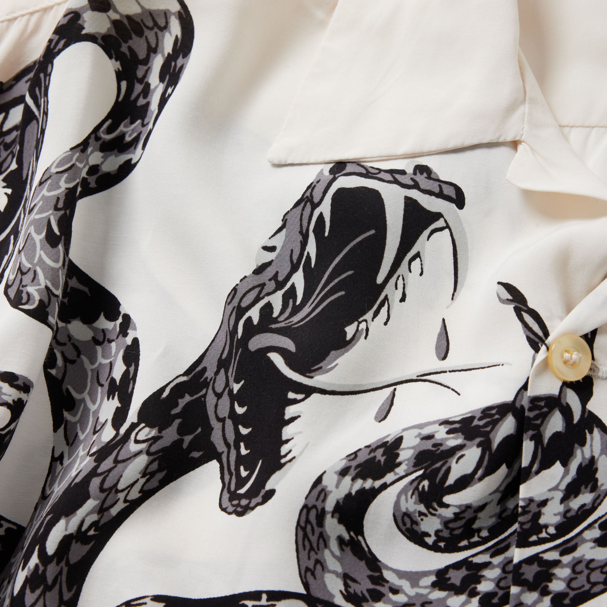 GL39440 / “MONOTONE RATTLE SNAKE” OPEN SHIRT – gold