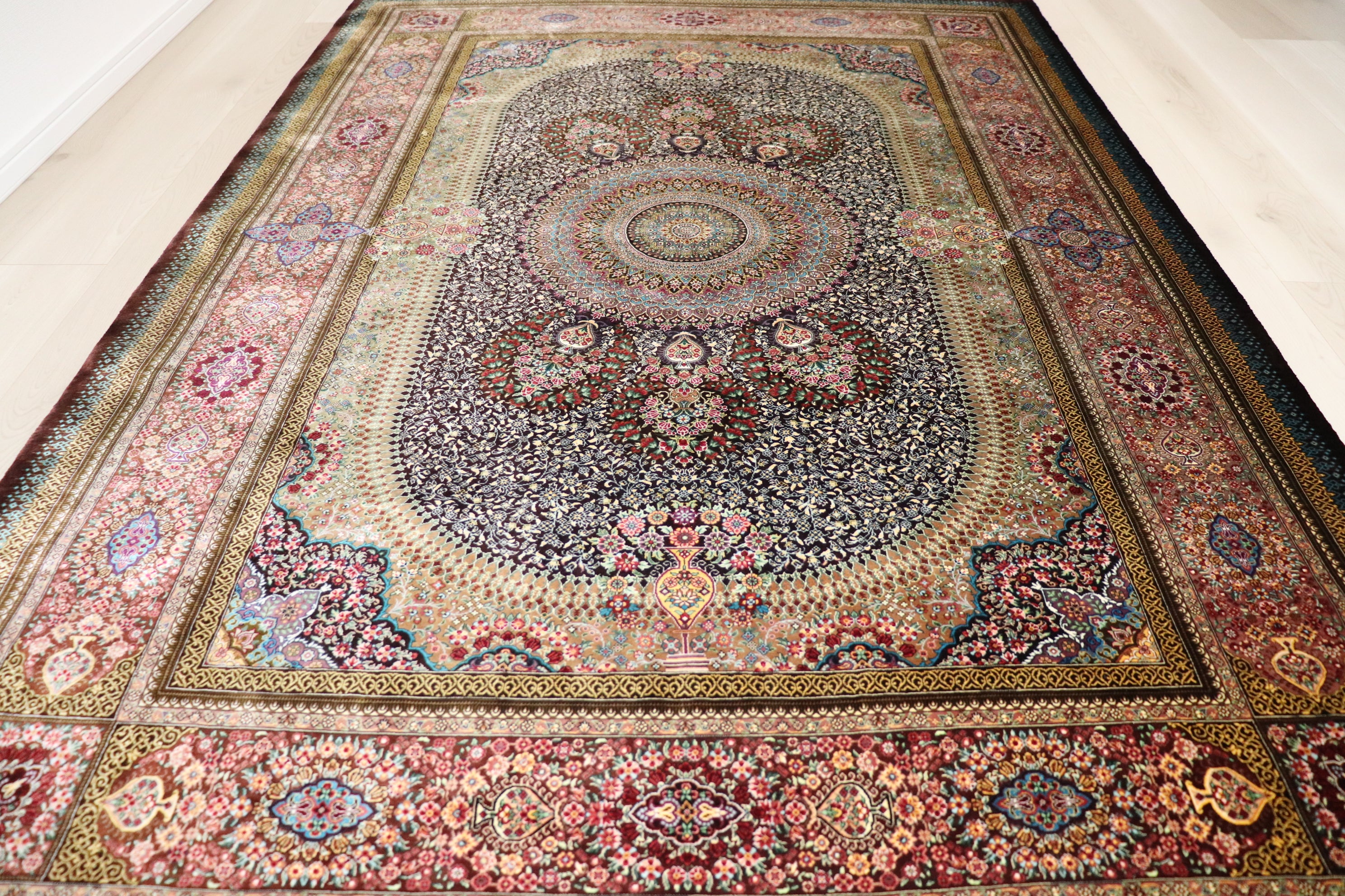 ペルシャ絨毯 クム産 シルク100% [セディギヤン工房] リビングサイズの