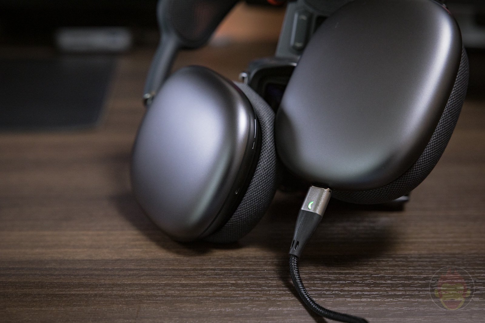 AirPods Maxの面倒な充電、マグネット式Lightningケーブルで改善