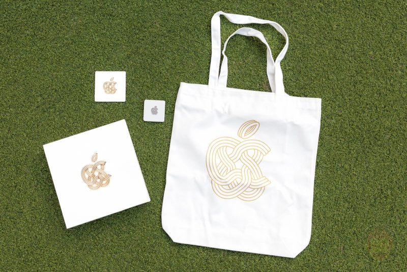 写真で見るApple銀座のオープン記念ノベルティ。トートバッグなど3点
