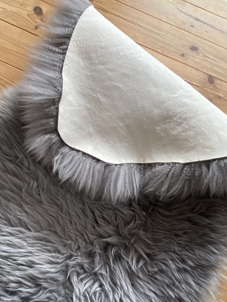 アカプルコチェアのためにコストコオンラインでムートンラグを買って