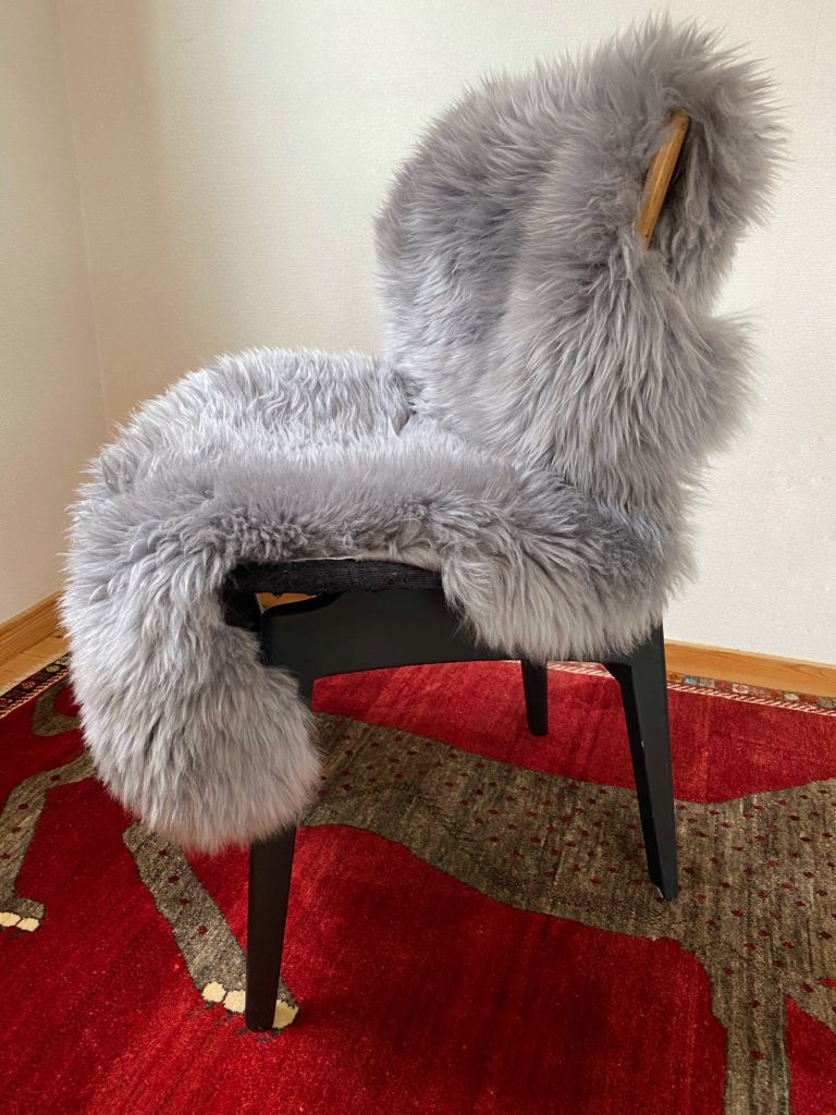 アカプルコチェアのためにコストコオンラインでムートンラグを買って