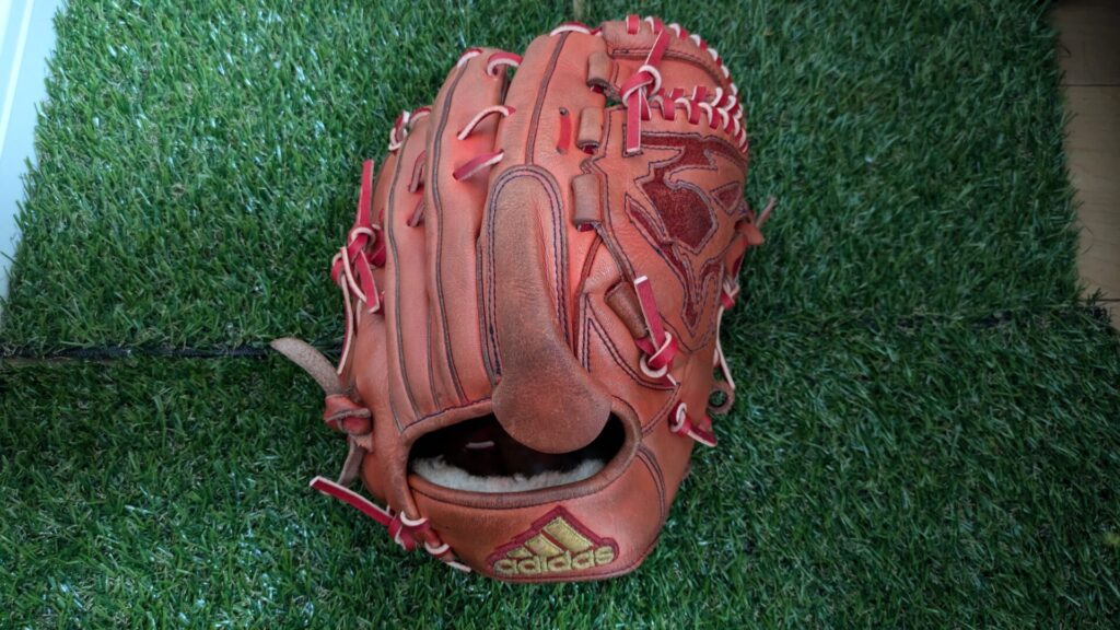 アディダス】硬式投手用グラブをレビュー！｜グラブ手入れ brush-upの