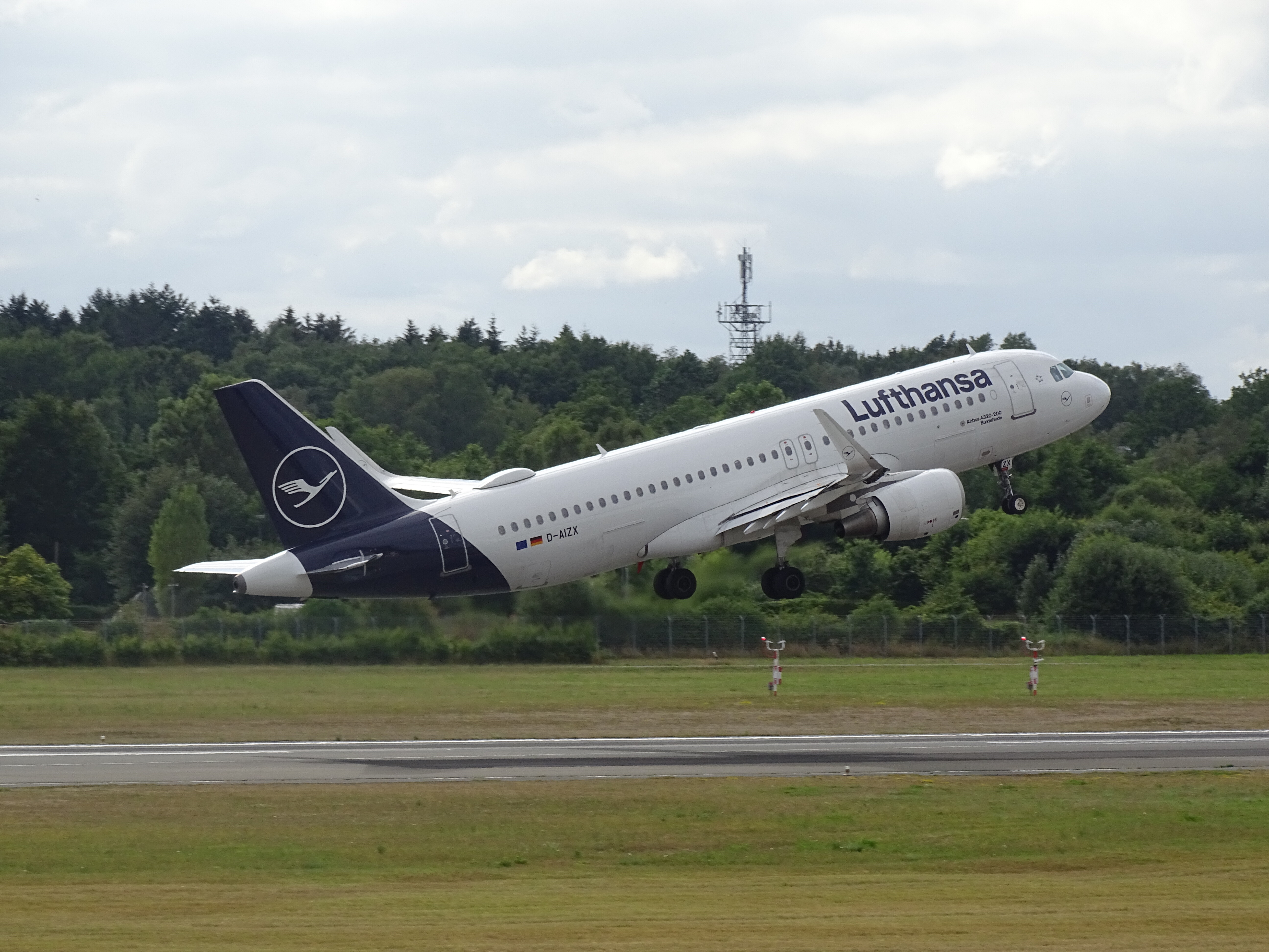 Many cool planes at Hamburg Airport - Spotting - Infinite Flight