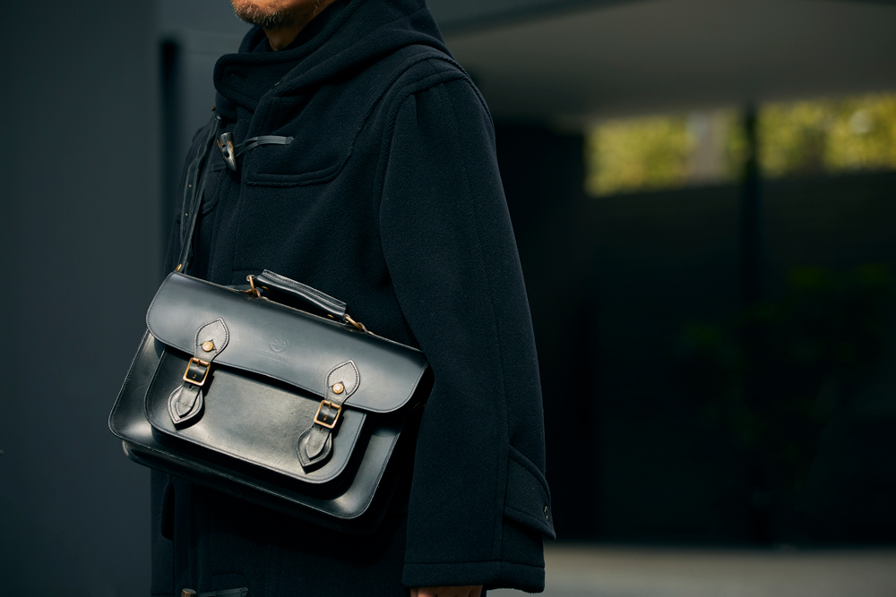 トラディショナルな見た目で実用的、大きめサッチェルが男性から支持を