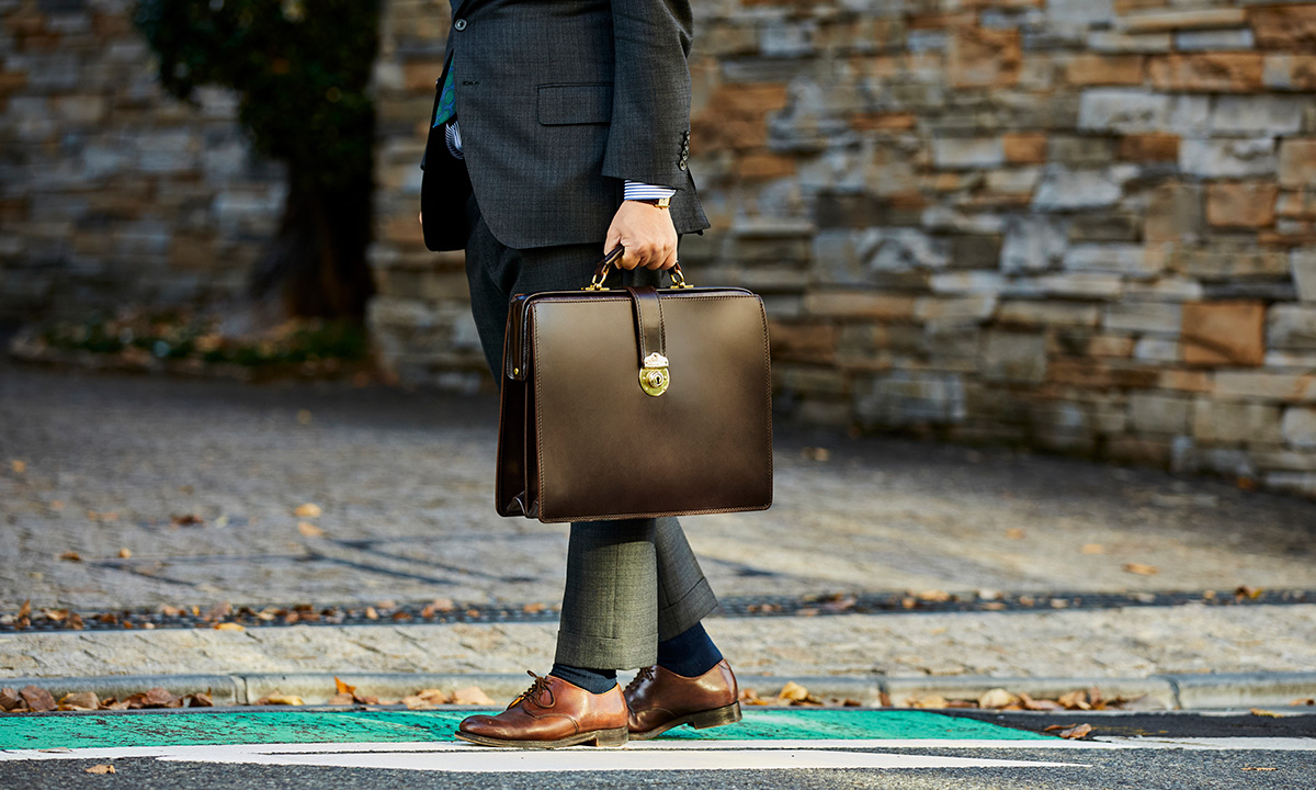 信頼を付与する“勝負カバン”。編集者を支えるダレスバッグ
