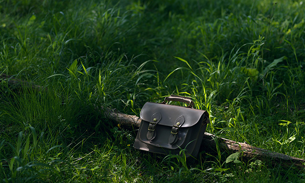 いま注目のキーアイテム｜SATCHEL BAG 9INCH - ブライドルレザーの名門