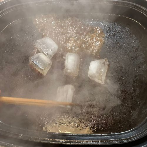 ホットプレートの焦げ付きは〇〇で落とす！ 目からウロコの方法に