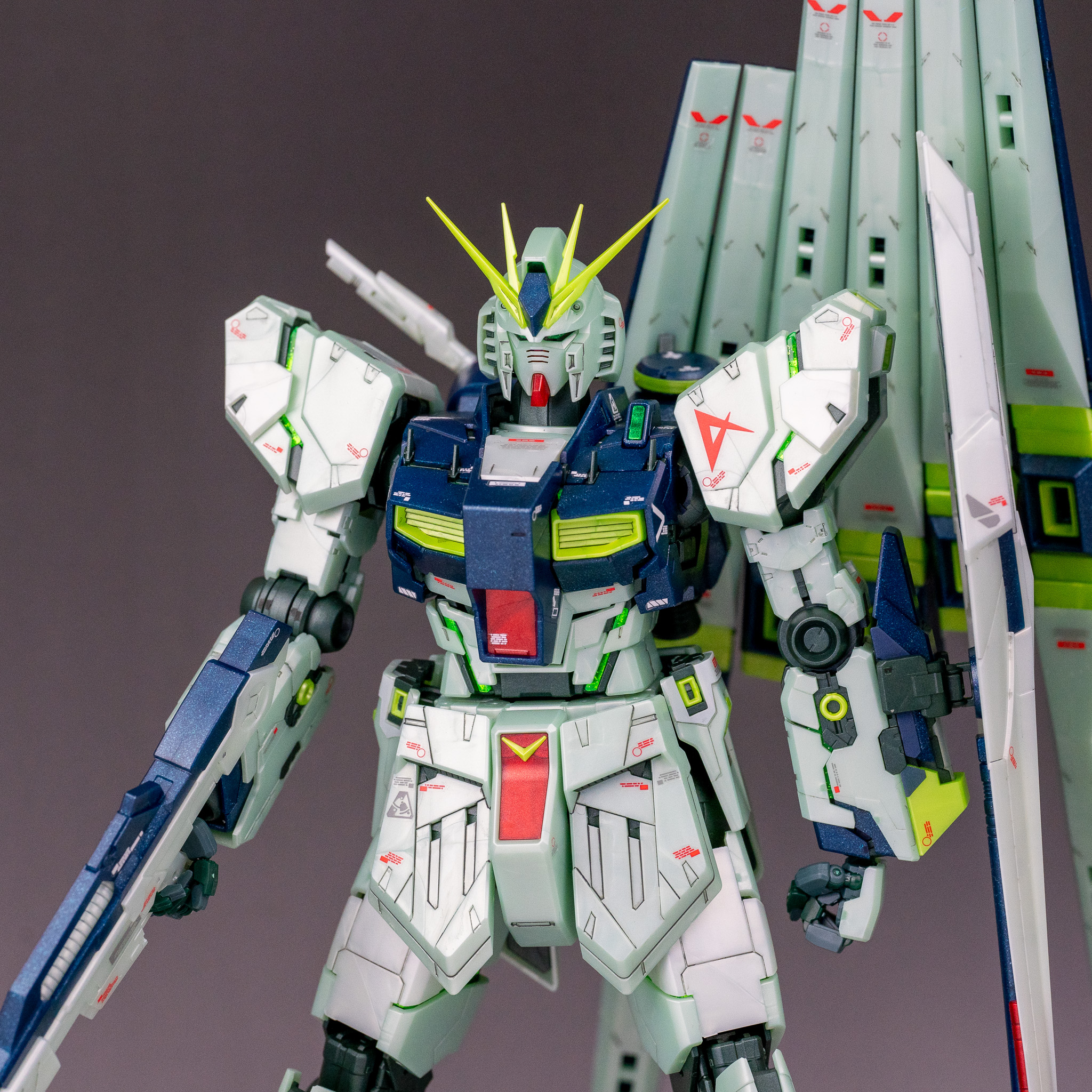 MG RX-93 νガンダム Ver.Ka (サイコフレーム発動イメージカラー)｜M
