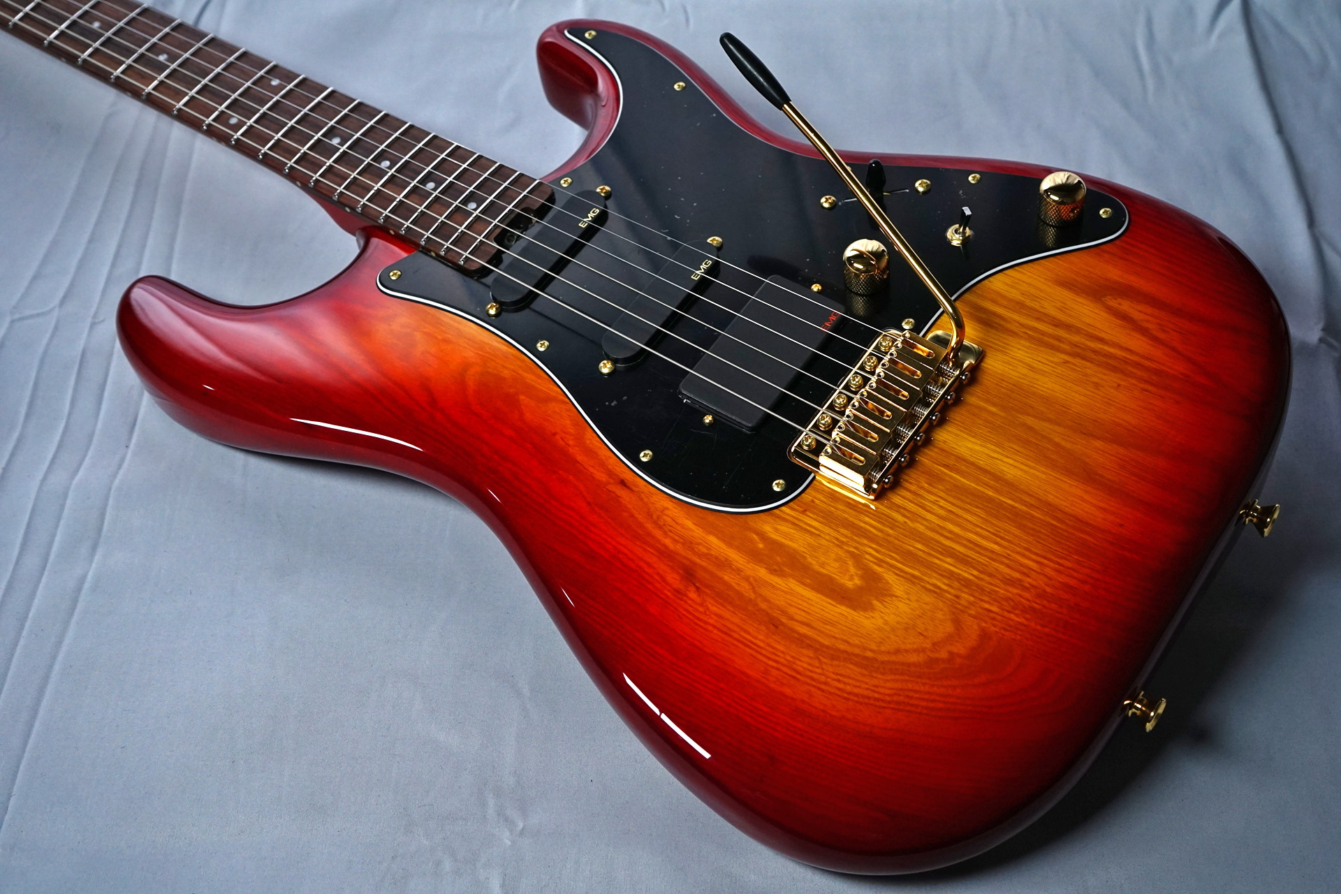 EMG×チェリーサンバーストのストラトタイプといえば？｜ギターマニア