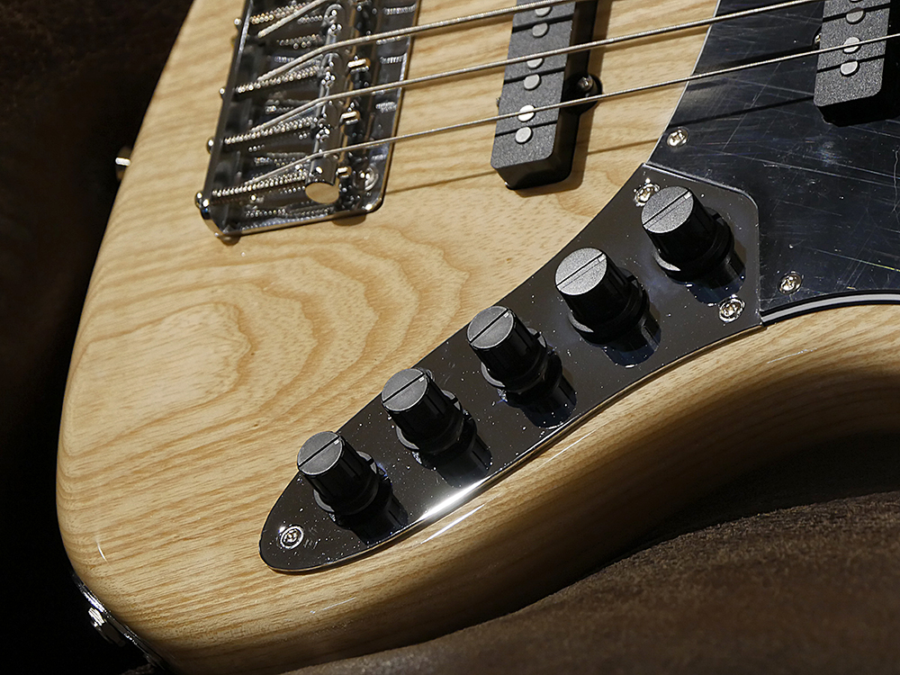 HISTORY】アーティスト共同開発の5弦ベースが登場！～その②