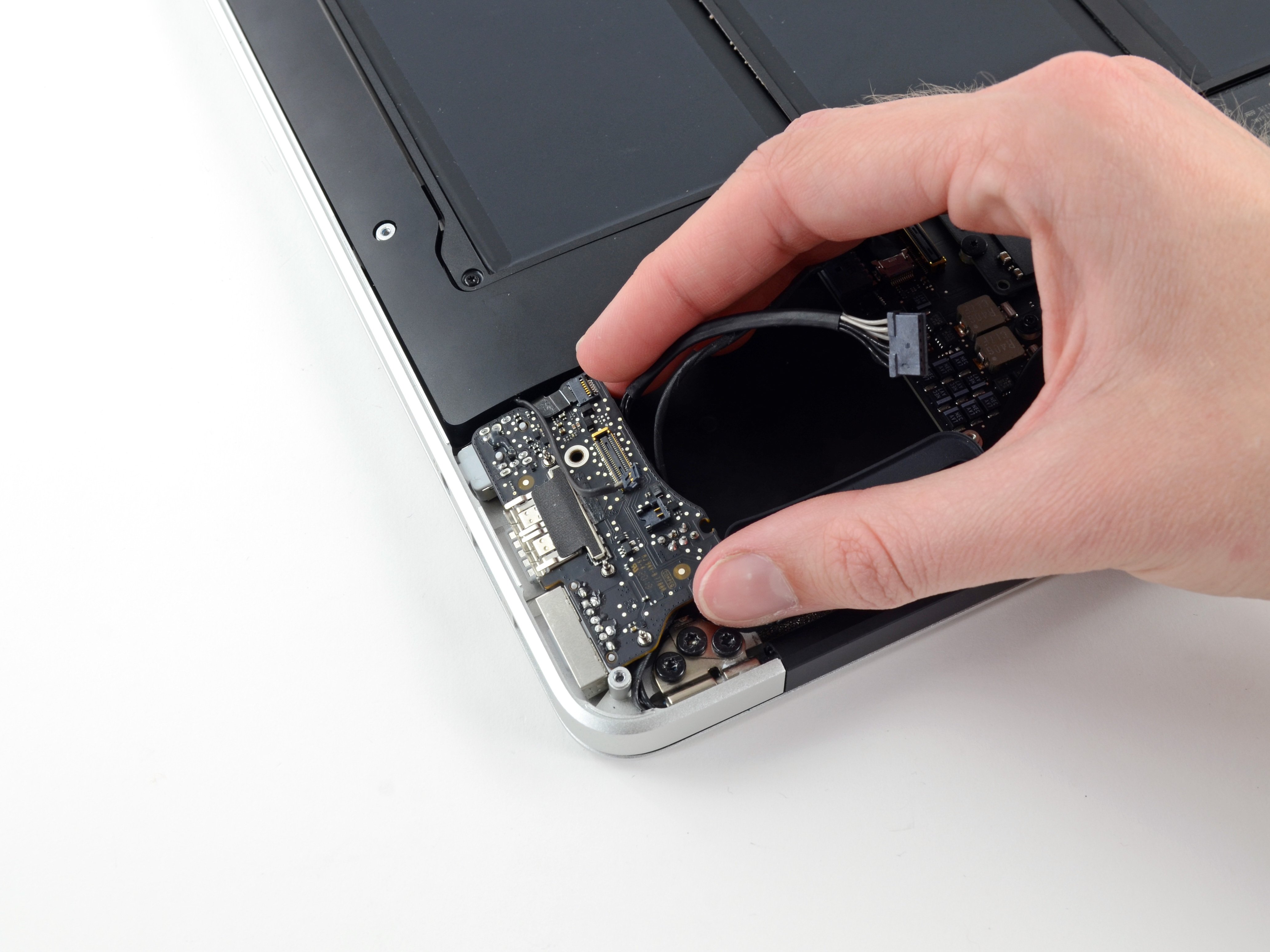 MacBook Air 13インチ Early 2015 I/Oボードの交換 - iFixit 修理ガイド