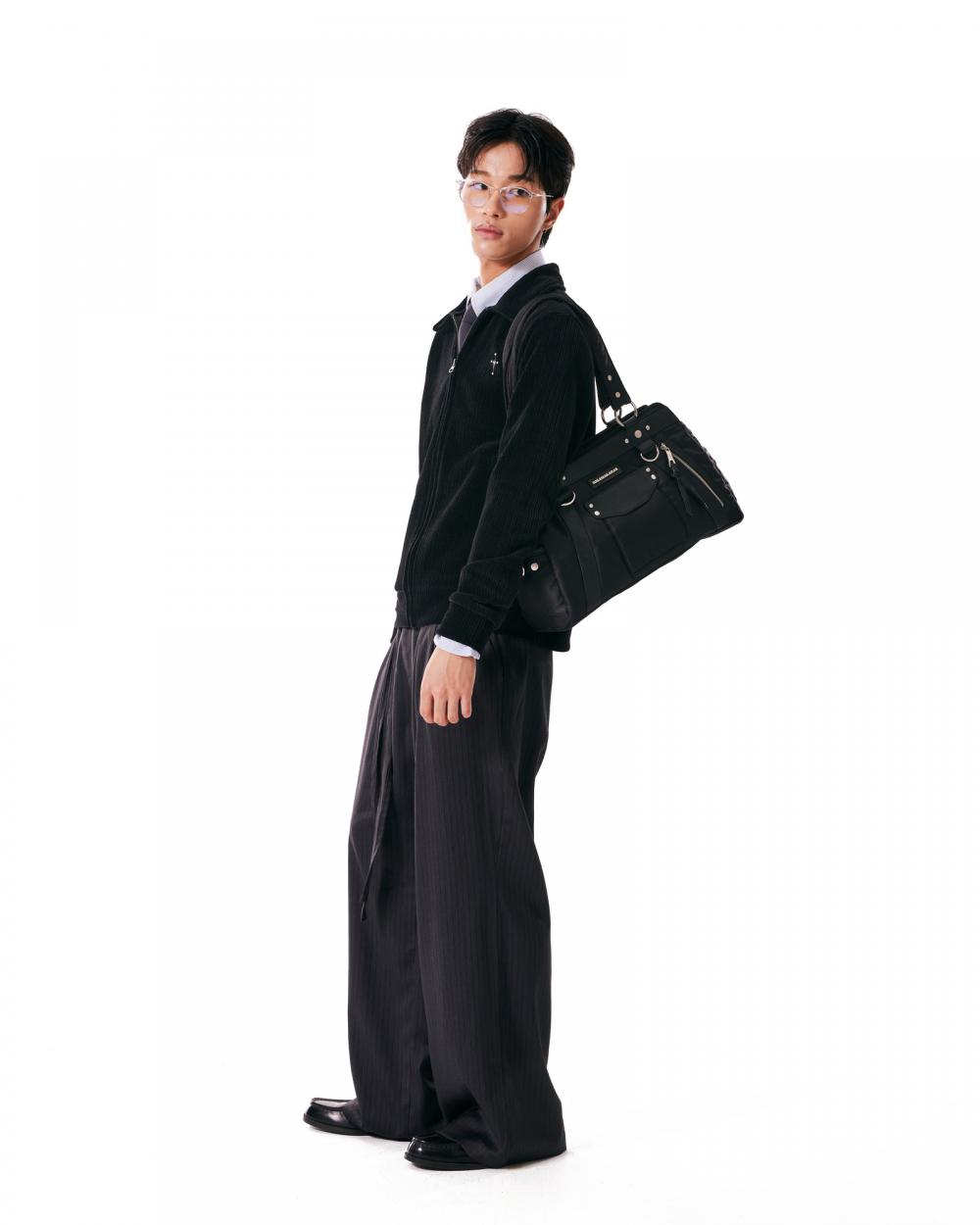 スタッズナイロンショルダーバッグ（ブラック） | IUGAMAKARAS | HANA