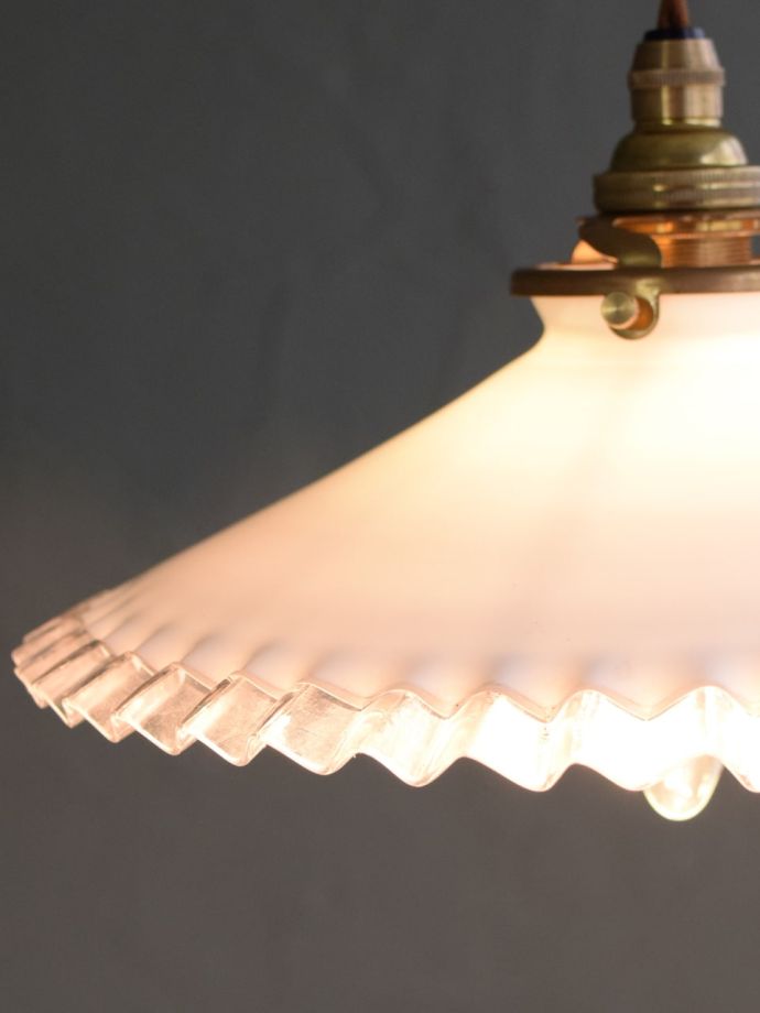 ミルクガラスのフリルシェード、フランスのアンティークペンダント