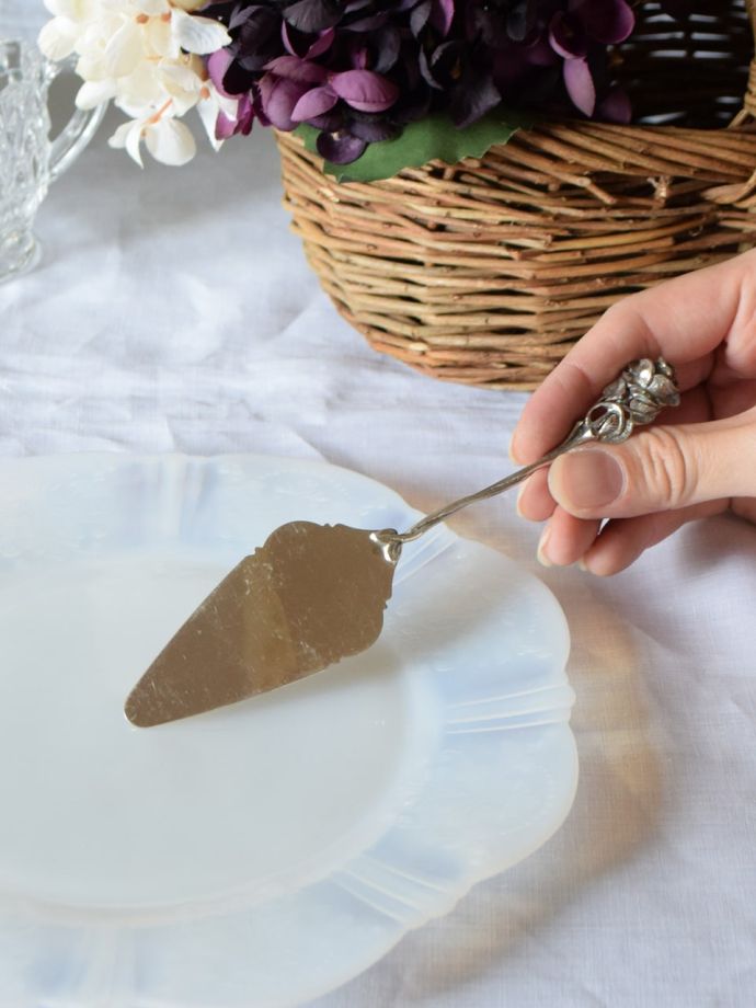 バラの模様が美しい、英国から届いたシルバープレートのプチケーキ