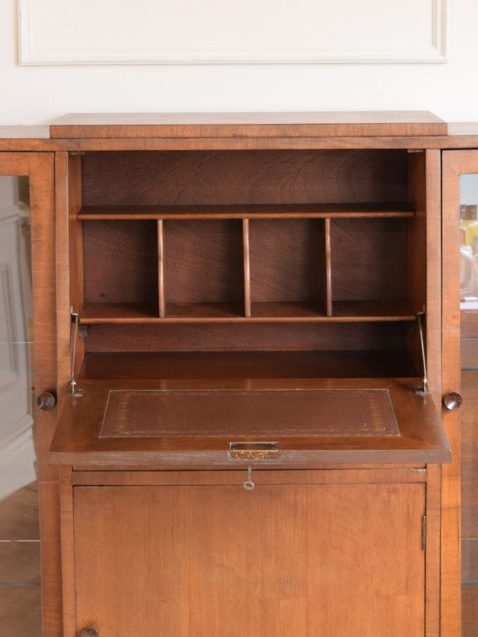 英国のおしゃれなアンティークの机、ショーケース付きのデスク