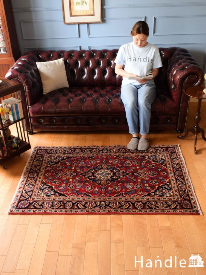 使いやすい大きさと色のオールドペルシャ絨毯、落ち着い赤と青のKashan