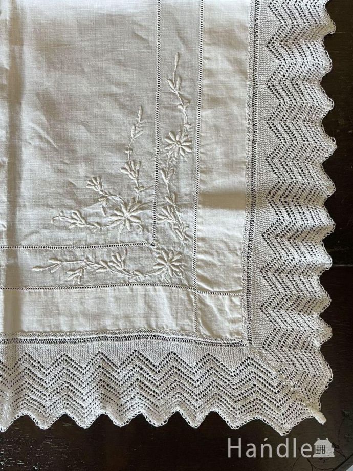 刺繍が可愛いフランスアンティーク、繊細なレースのスクエア型のクロス