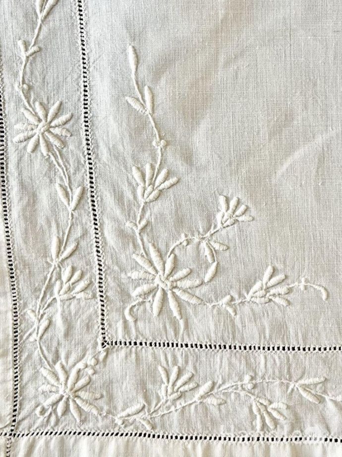 刺繍が可愛いフランスアンティーク、繊細なレースのスクエア型のクロス