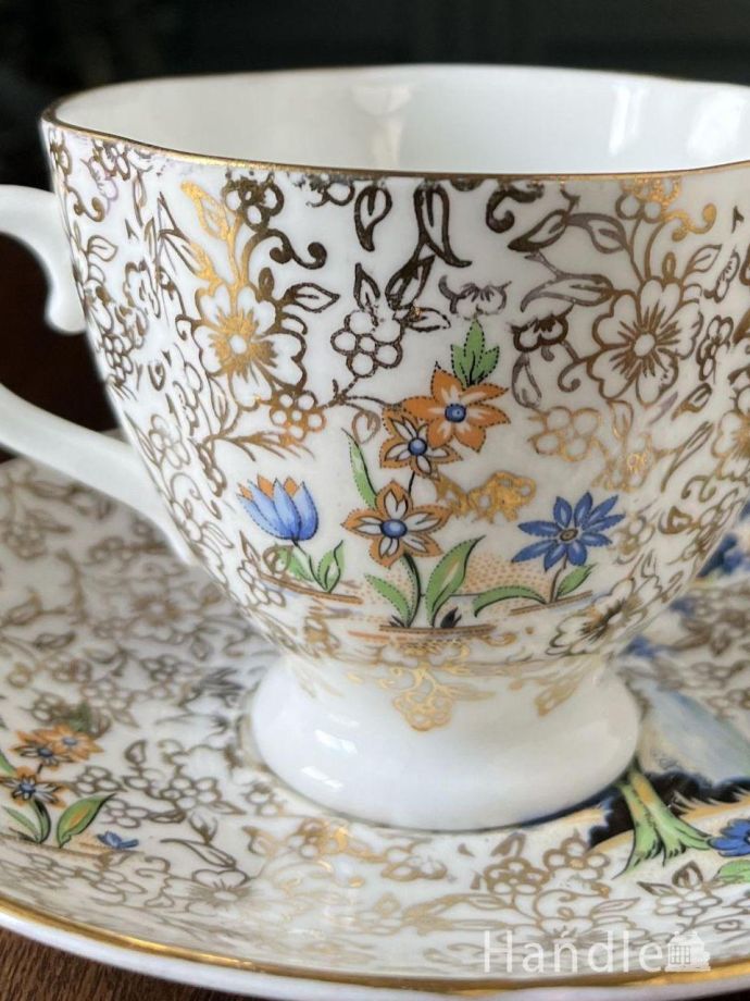 チンツ柄に青いお花が描かれた、キラキラ輝くアンティークのカップ