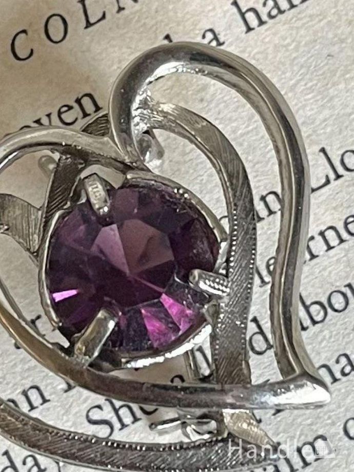 ハートの形が可愛いビンテージアクセサリー、パープル色の石が輝く