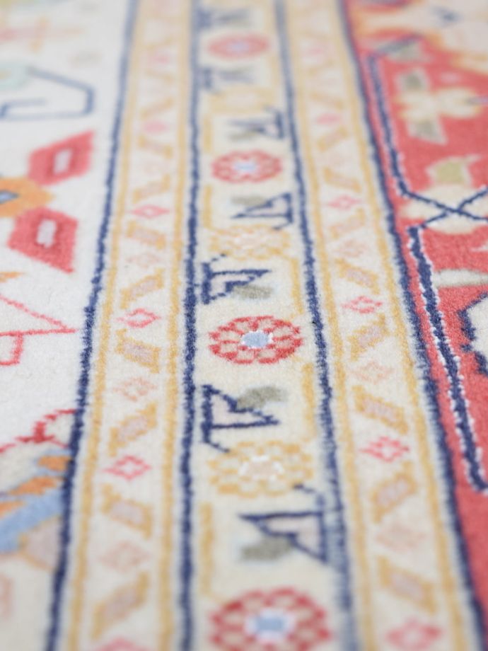 ピンク色の可愛いペルシャ絨毯、タブリーズのフラワーデザインの