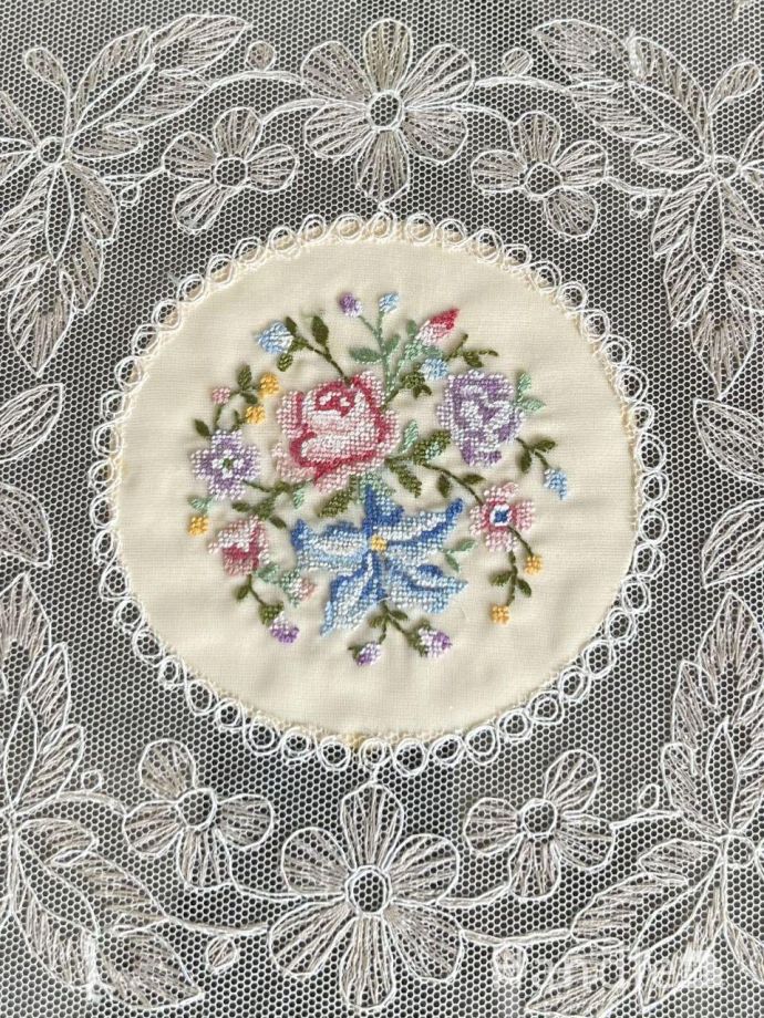 フランスから届いたアンティークのトレイ、プチポワンの刺繍が美しい