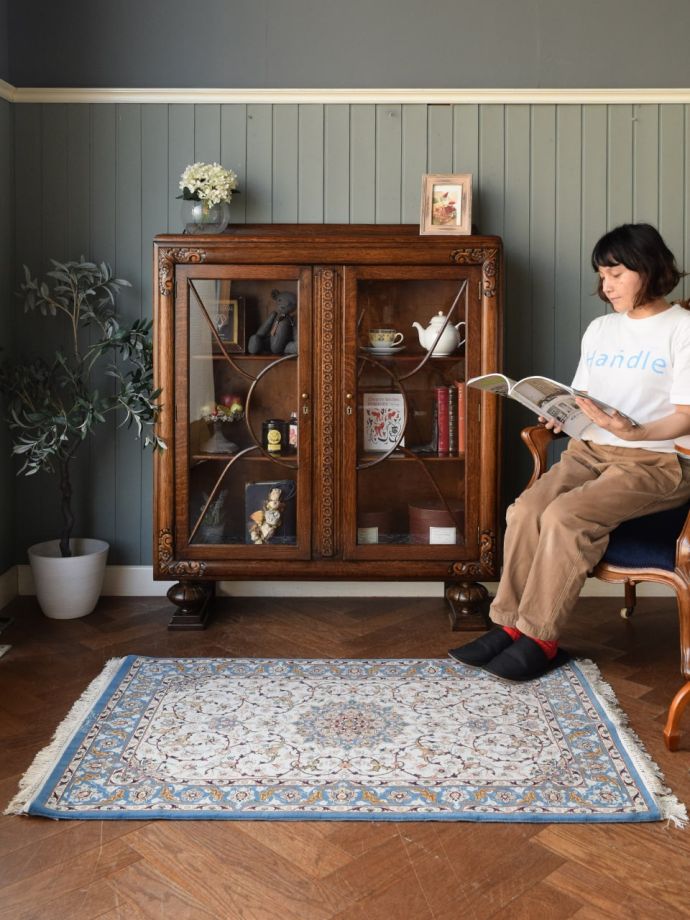 イスファハーンのメダリオンが美しい絨毯、シルクが入った青いペルシャ