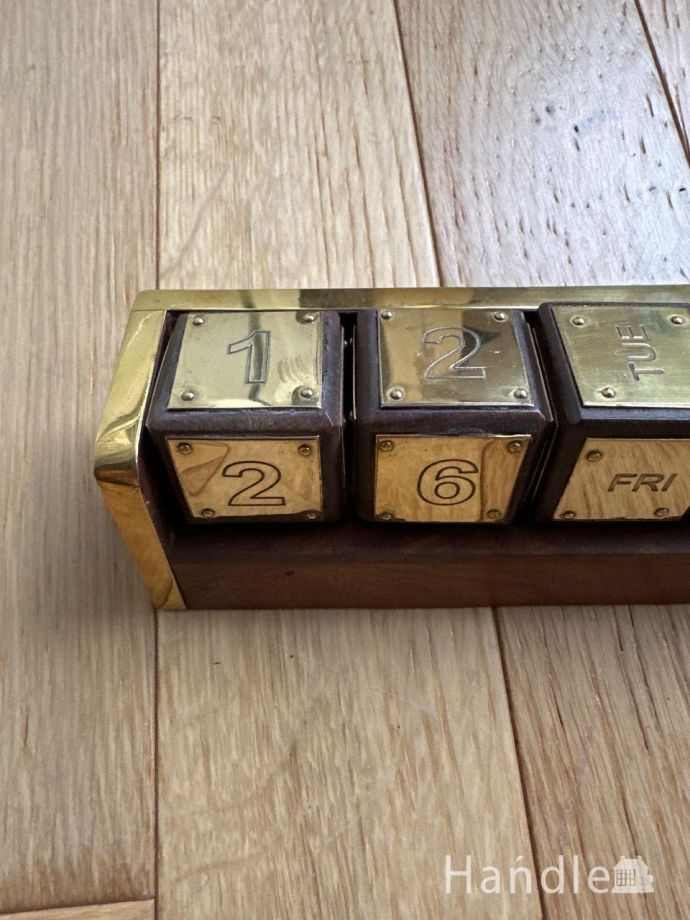 アンティーク調のおしゃれなカレンダー、天然木×真鍮の卓上カレンダー