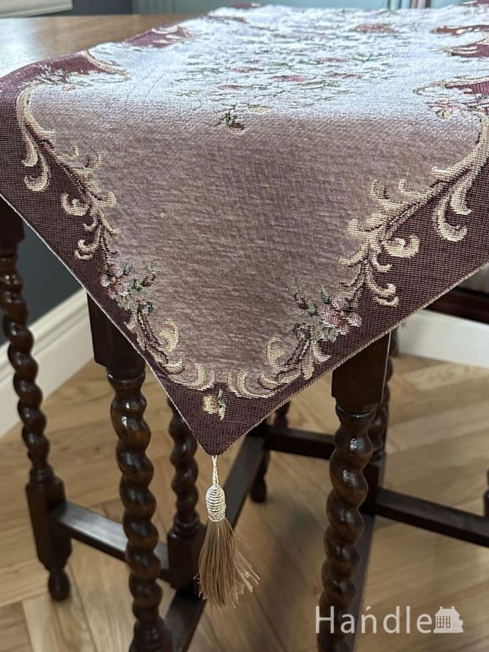 可愛い色の華やかなテーブルランナー、プチポワン調の刺繍が可愛い