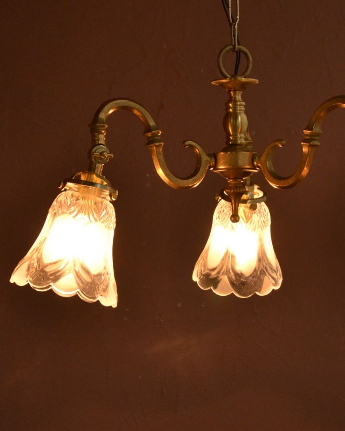 アンティーク風シャンデリア、お花のようなシェードが付いた照明（3灯