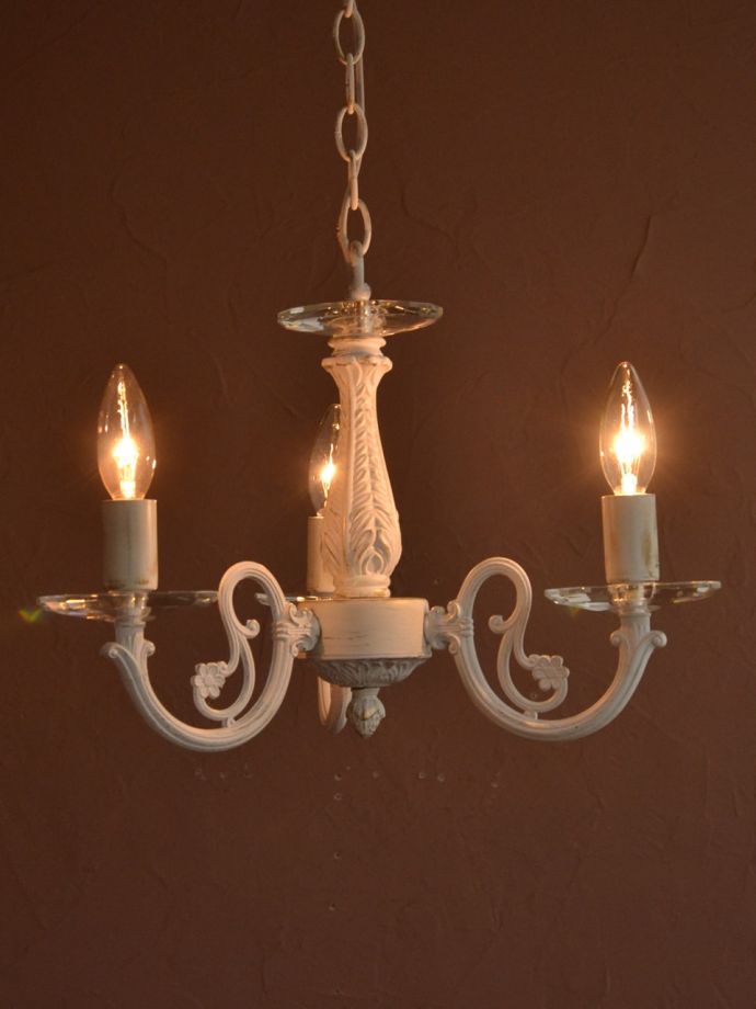 アンティーク調の照明器具、クリスタルのお皿が付いた3灯の