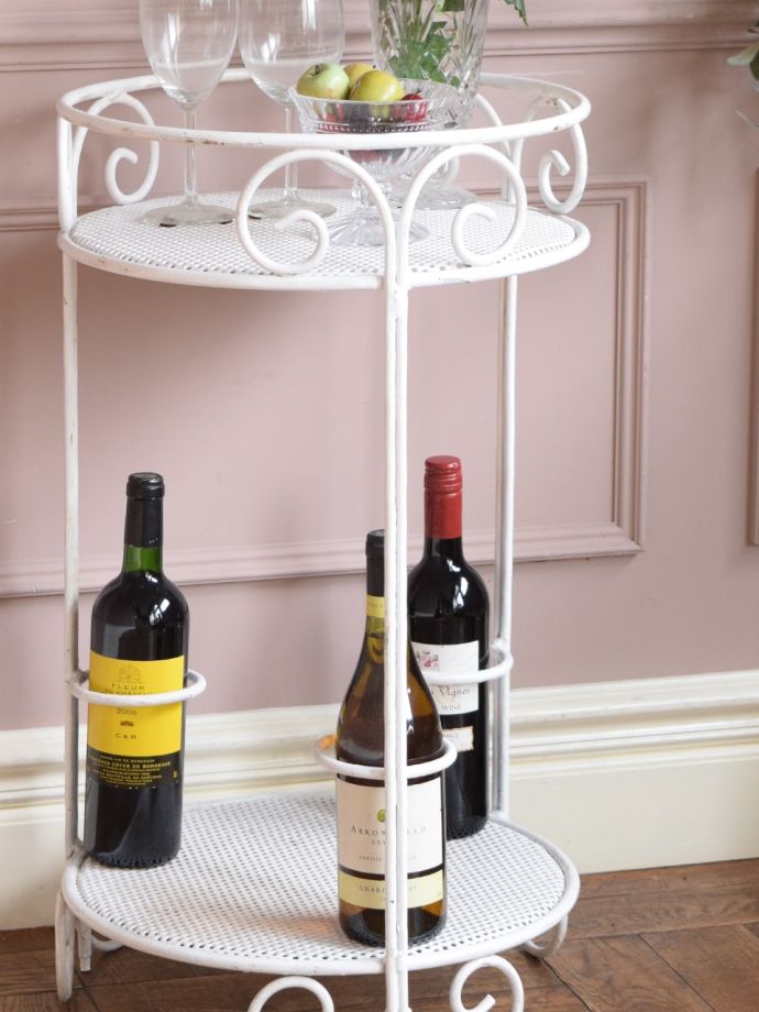 フランスから届いた白いアンティークテーブル、ワインラックの付いた