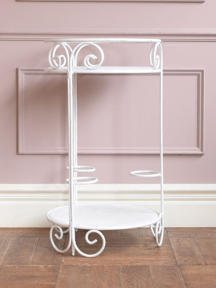 フランスから届いた白いアンティークテーブル、ワインラックの付いた