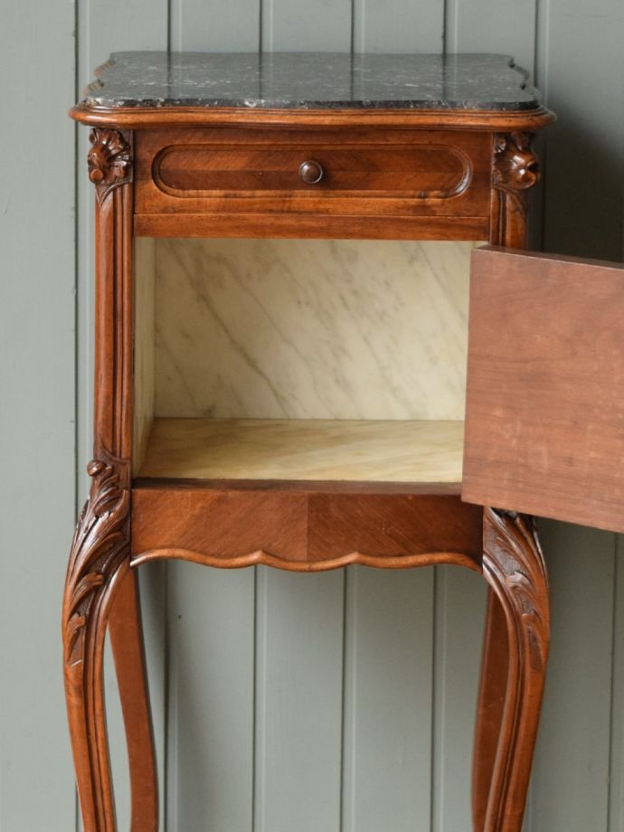 フランスから届いた美しい猫足のアンティークキャビネット、天然大理石