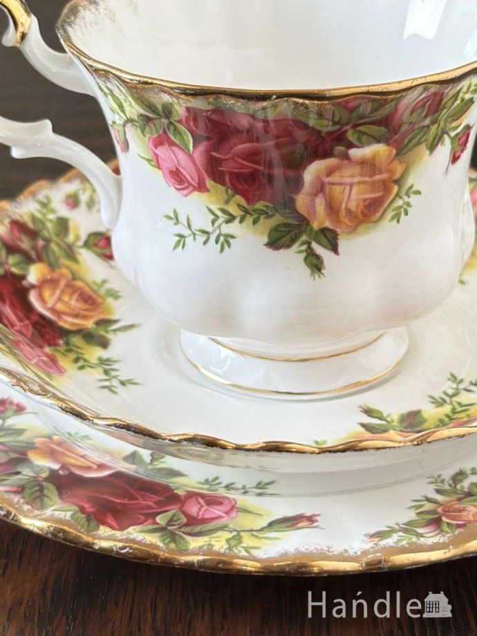 ロイヤルアルバート社のアンティークカップ＆ソーサートリオ（オールド
