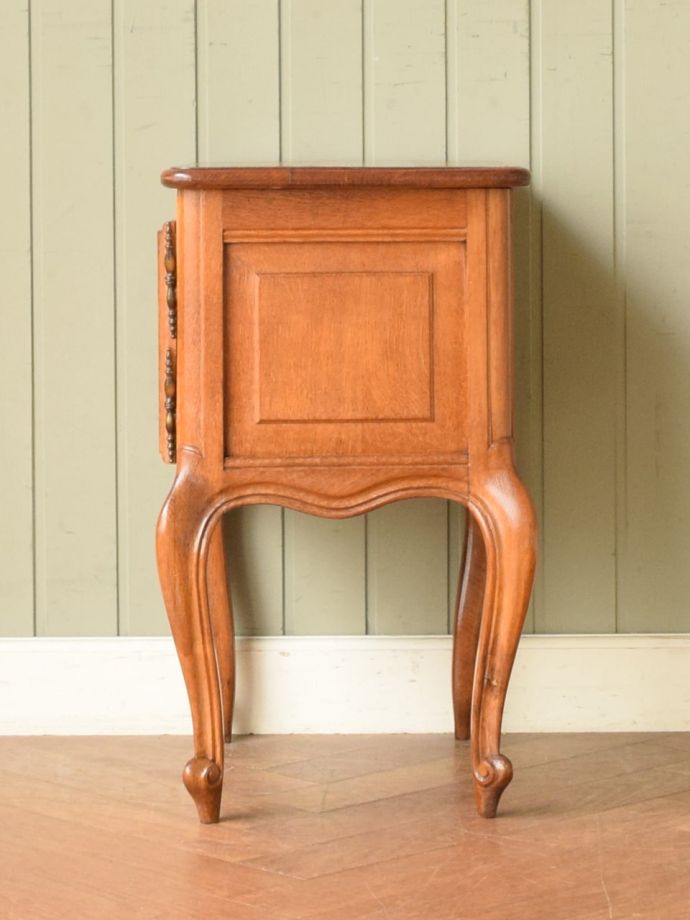 フランスの小さなアンティーク家具、優雅な猫脚が美しいナイトテーブル