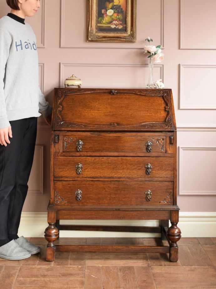 彫刻が美しいライティングビューロー、 英国アンティークの収納付き