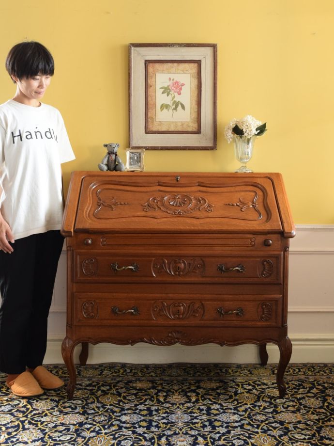 フランスのおしゃれなアンティーク収納付きデスク、美しい猫足の